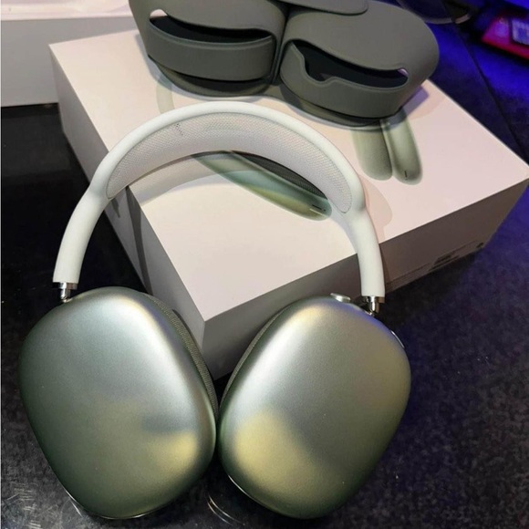 Apple Other - Apple airpods max in green